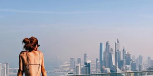 Gio Ewbank posa de biquíni em hotel de luxo em Dubai