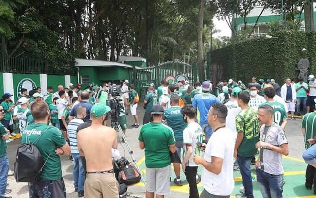 Com festa da torcida, Palmeiras embarca para final da Libertadores
