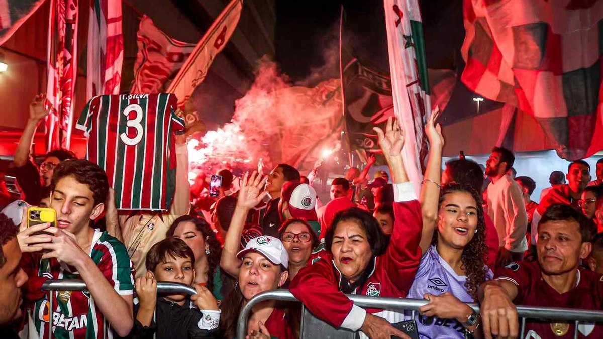 Torcida do Fluminense prepara AeroFlu antes de decisão na Libertadores