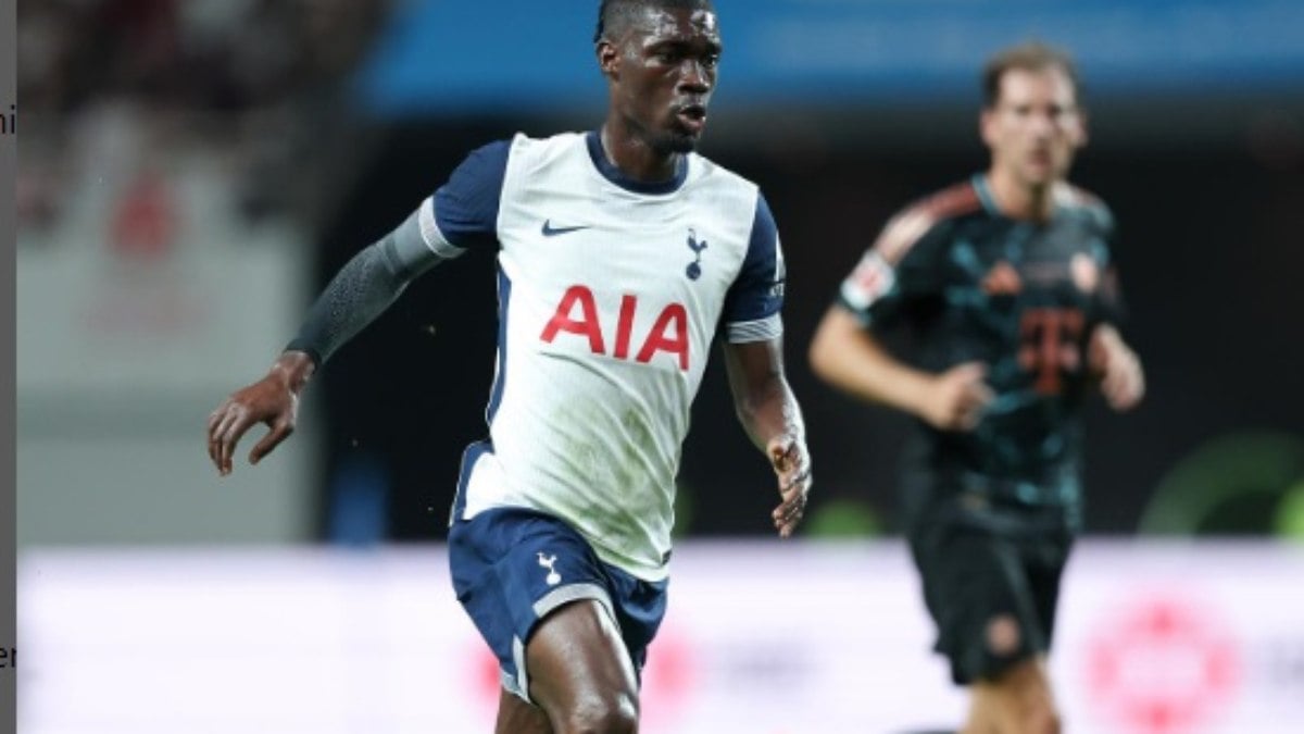 Bissouma durante amistoso entre Tottenham e Bayern