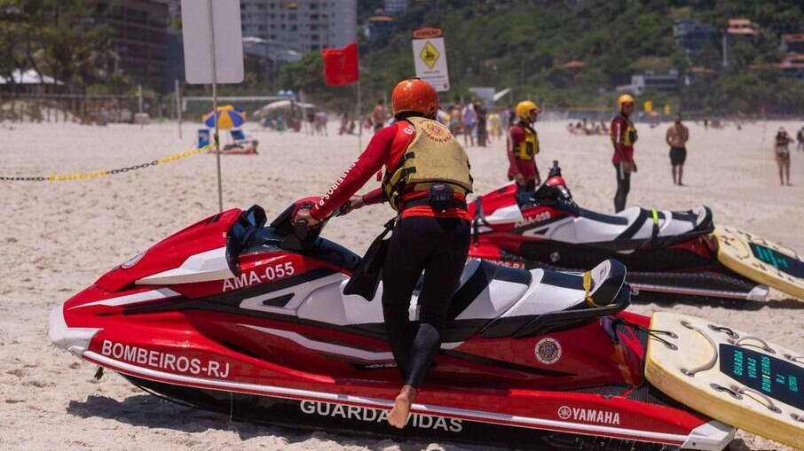O Corpo de Bombeiros fez 632 resgates nas praias do estado do Rio de Janeiro no primeiro fim de semana do verão