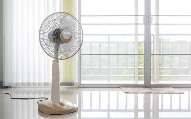 O ventilador é um item bastante usado para aliviar o calor dos cômodos e está disponível em vários modelos