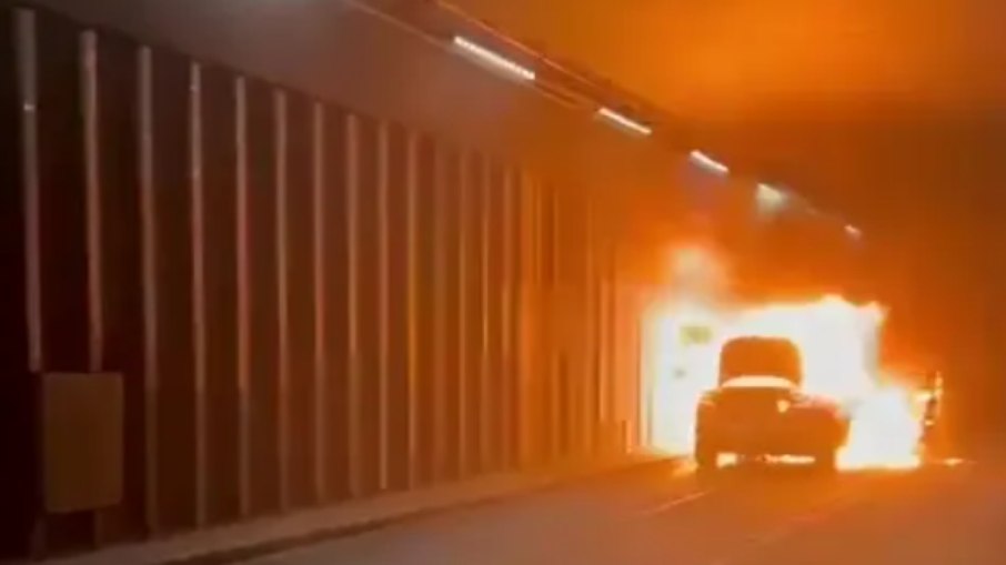 Carro pega fogo em rodovia próxima a aeroporto nos EUA Carro pega fogo em rodovia próxima a aeroporto nos EUA