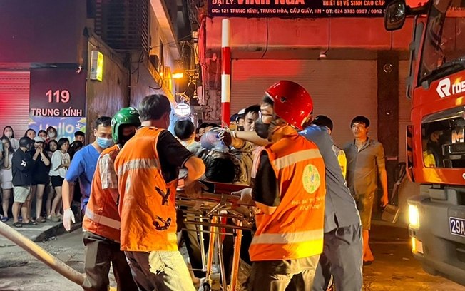 Vítima do incêndio é socorrida em Hanói