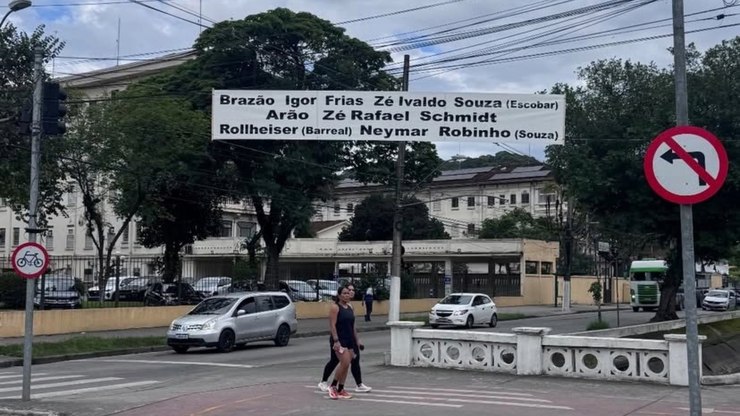 Torcida%20do%20Santos%20escala%20time%20%22ideal%22%20em%20faixa%20estendida
