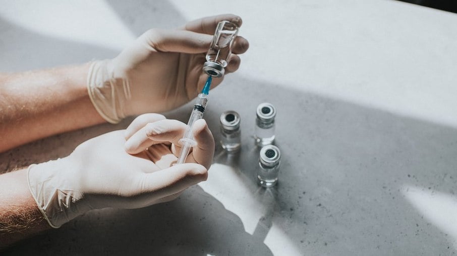 Enfermeiro maneja frascos de vacina contra Covid-19