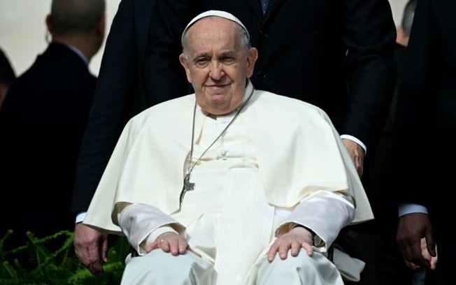 O papa Francisco ao final da audiência geral semanal na Praça de São Pedro, Vaticano