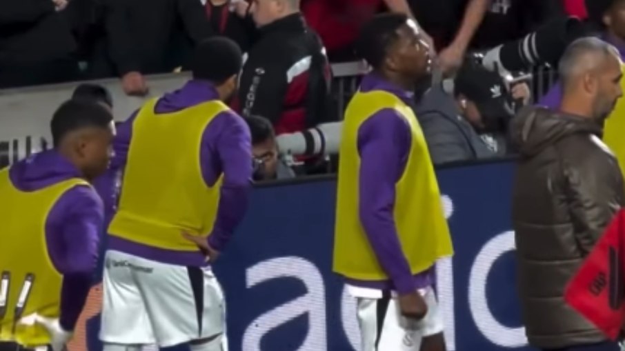 Jovens torcedores hostilizados o atacante corinthiano