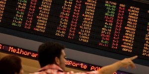 Ibovespa acumula 3º recorde consecutivo e dólar fecha a R$ 5,28