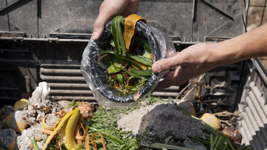 Brasil mantém-se na lista dos países que mais jogam comida no lixo
