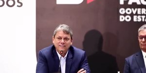 Tarcísio brinca sobre risco de contaminação de Coca-Cola