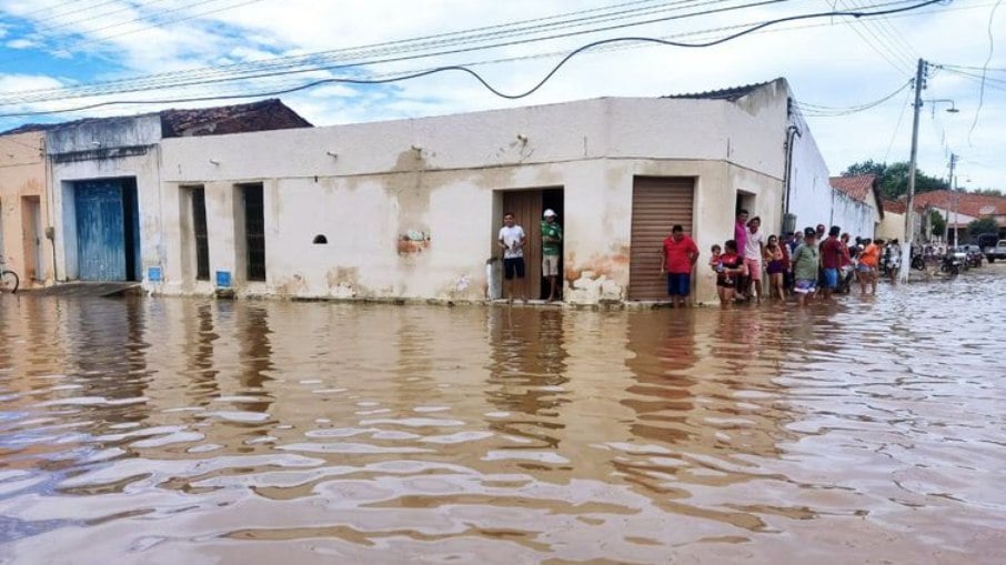 Rompimento de barragem causa inundações no Ceará