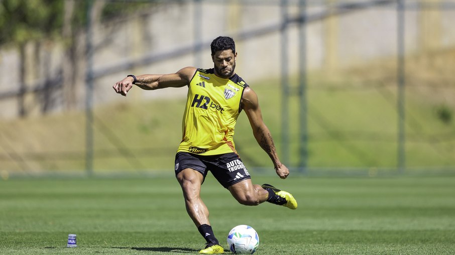 Hulk treina cobranças de falta, uma das armas do Atlético em 2025