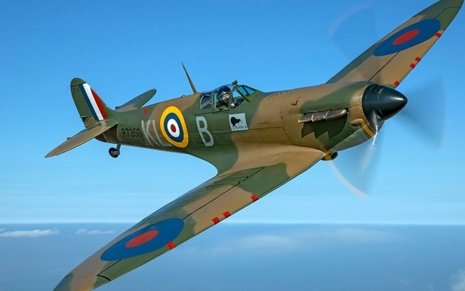 Avião histórico da Segunda Guerra cai na Inglaterra e mata piloto