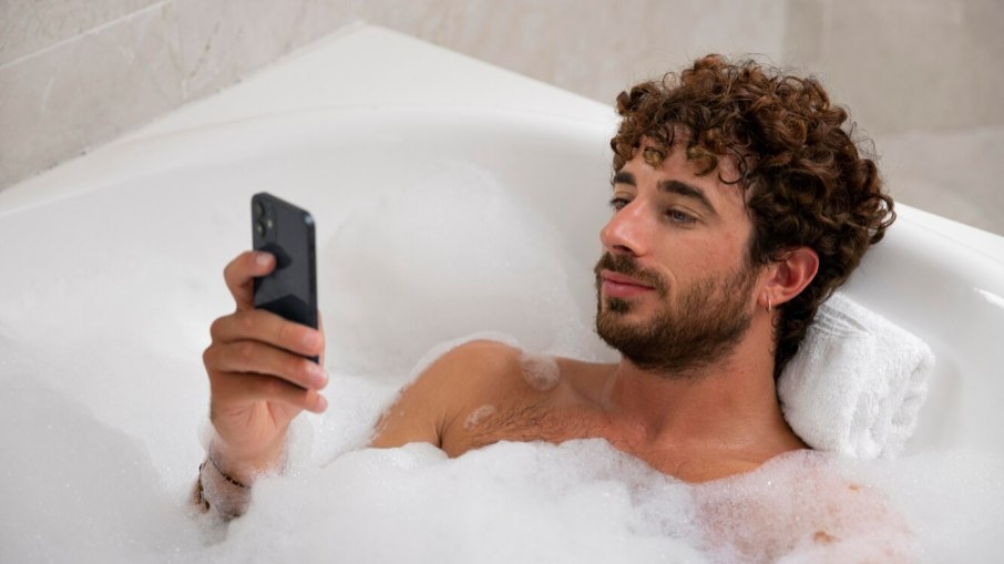 Banho é um momento para se desconectar dos smartphones e permitir um tempo de descanso para a mente Banho é um momento para se desconectar dos smartphones e permitir um tempo de descanso para a mente