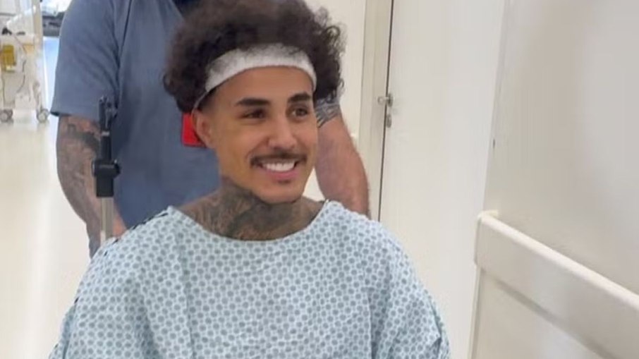 MC Livinho deixa UTI após acidente de moto e passa por fisioterapia MC Livinho deixa UTI após acidente de moto e passa por fisioterapia