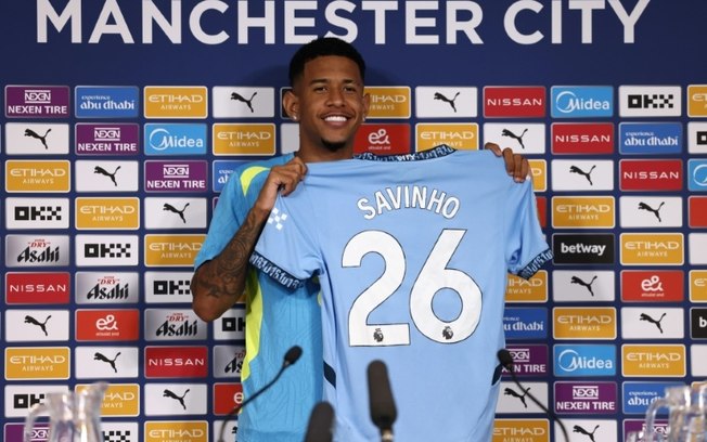 Savinho posa com a camisa 26 em sua apresentação como novo reforço do Manchester City neste domingo no Etihad Stadium