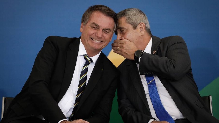 O presidente Jair Bolsonaro e o ministro da Defesa, Walter Braga Netto, durante evento no Palácio do Planalto