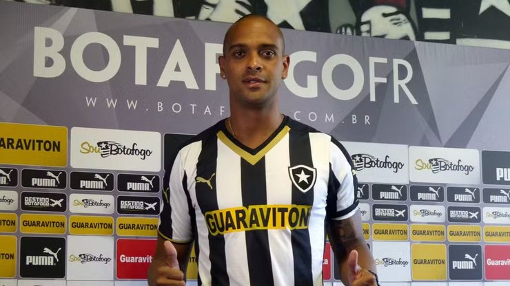 Jogador ex-Botafogo morre em queda de muro durante ventania no RJ