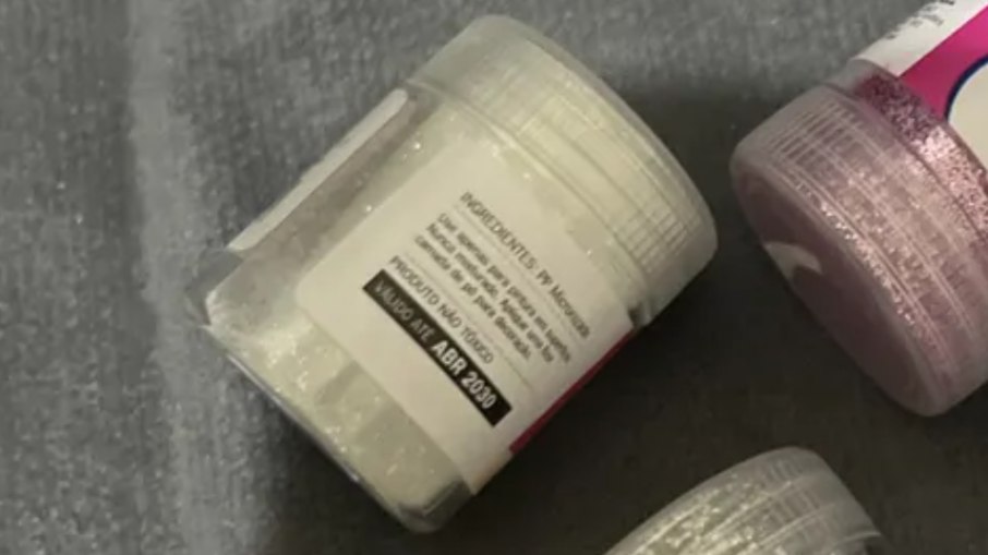 Influenciador denuncia uso de plástico em glitter alimentício no Brasil