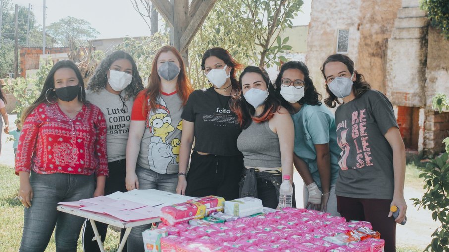 ONG Sobre Nós faz doações de absorventes em comunidades por todo o Brasil