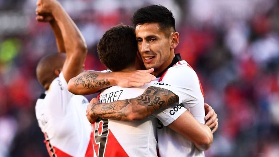 Fabrizio Angileri em ação com a camisa do River Plate Fabrizio Angileri em ação com a camisa do River Plate