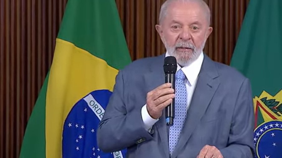 Lula durante reunião ministerial