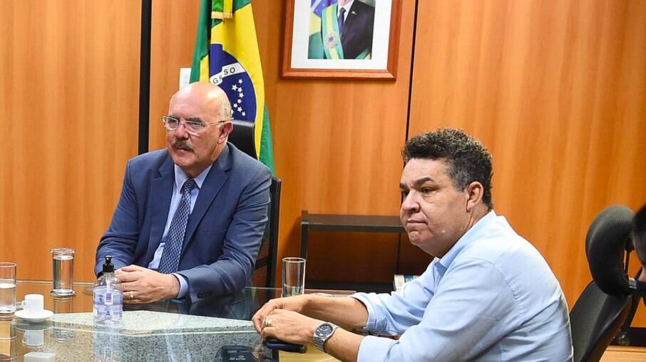 O ex-ministro da Educação, Milton Ribeiro, com o pastor Arilton Moura