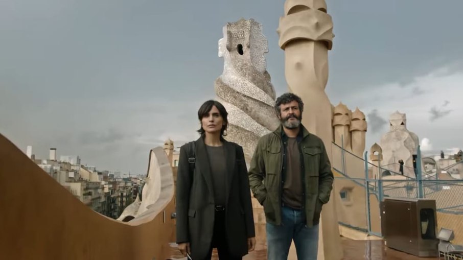 Cena de Cidade de Sombras com obra de Gaudí ao fundo Cena de Cidade de Sombras com obra de Gaudí ao fundo