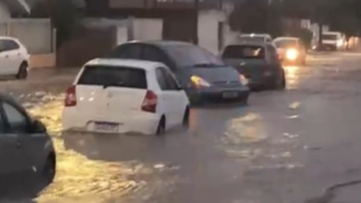 Túnel em SP alaga e motoristas sobem em tetos de carros