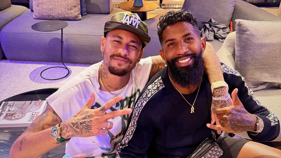 Extravagante, Neymar usa um relógio em cada pulso; veja valores