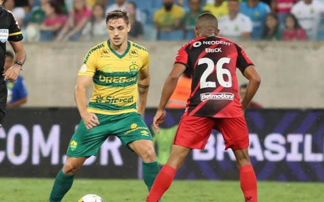 Athletico vence Cuiabá e alcança o G-6 do Campeonato Brasileiro