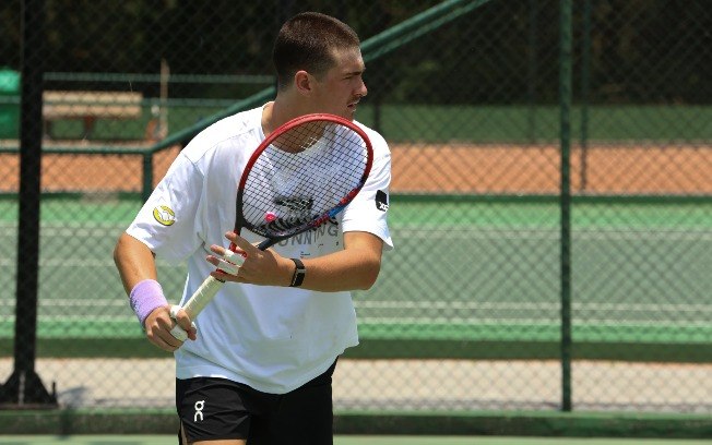 João Fonseca apareceu treinando com visual novo antes de enfrentar Alcaraz João Fonseca apareceu treinando com visual novo antes de enfrentar Alcaraz
