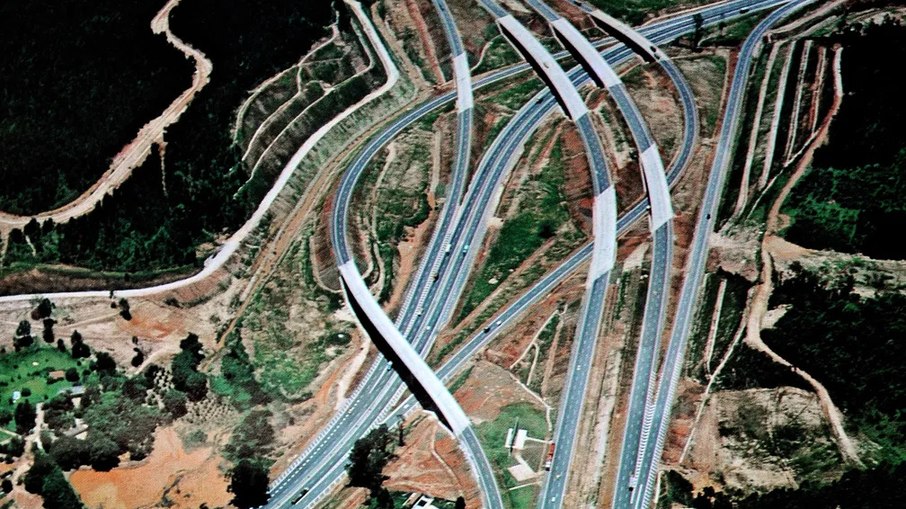 Imagem aérea mostra como ficou o entroncamento entre as rodovias Anhanguera e Bandeirantes naquela época