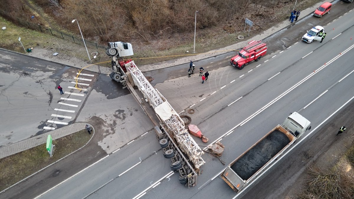 Caminhão tombado boqueia via: modal rodoviário representa 61% do transporte de cargas no Brasil hoje em dia 