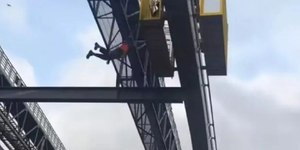 VÍDEO: funcionário fica pendurado na obra do monotrilho em SP