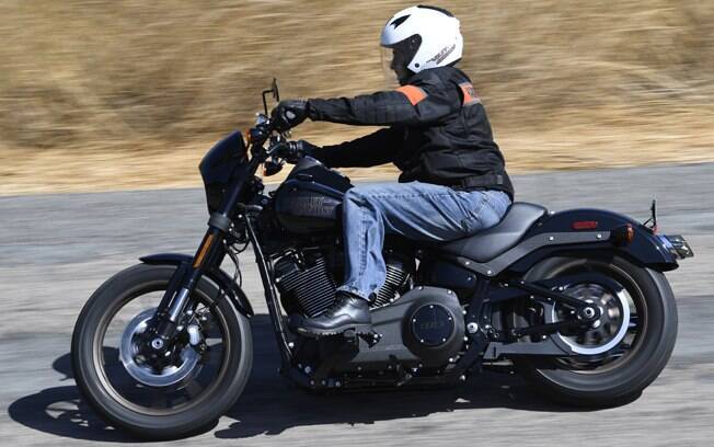 Na Harley-Davidson Low Rider S as pernas do piloto ficam bastante dobradas