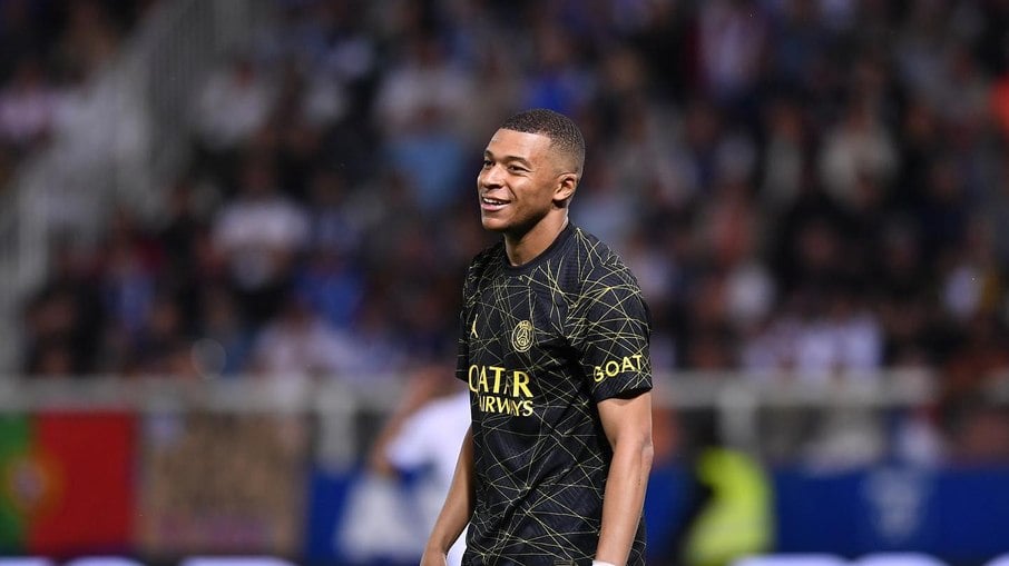 Mbappé anuncia saída do PSG