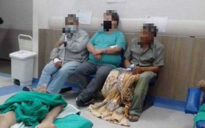 Paciente com o novo coronavírus denuncia que aguarda internação em uma cadeira no Hospital Adão Pereira Nunes