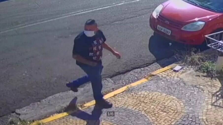 Bandido furtou o veículo em uma rua próxima à Avenida das Amoreiras.