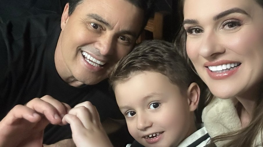 Esposa de Renner ao lado do cantor e do filho