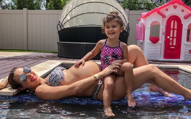Filha de Bella Falconi já deixou a mãe bem preocupada por conta das manias que tem ao se molhar durante o banho