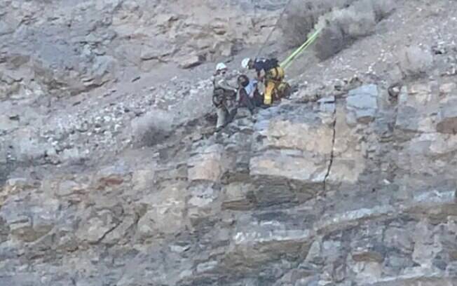 Um alpinista caiu 30 metros em uma montanha e pousou na saliência de um penhasco