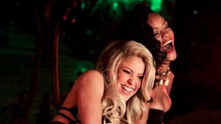 Shakira posta foto com Rihanna e deseja sorte no show do Super Bowl 