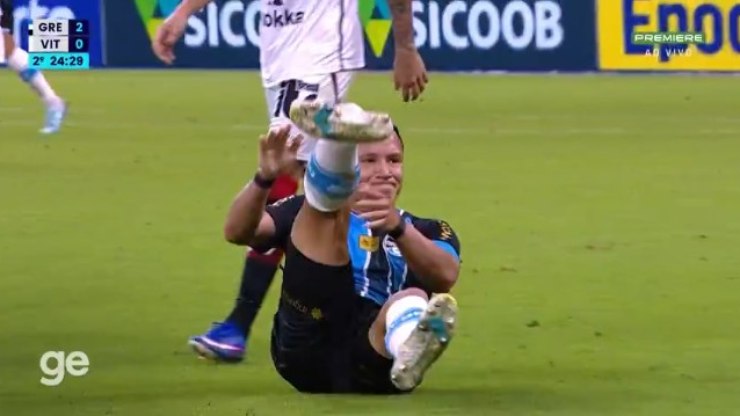 Vídeo: Marlon do Grêmio sofre lesão gravíssima contra o Vitória