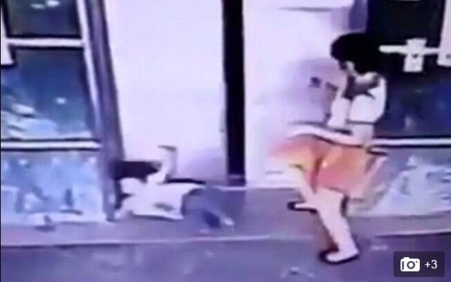 Mãe chuta filha para impedir que ela seja esmagada pelo elevador, mas internautas questionaram atitude da mulher