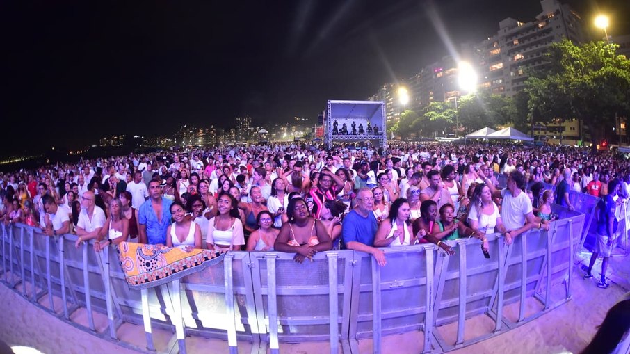Multidão se reúne em Niterói para a virada do ano