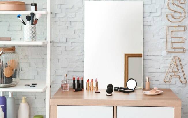 Penteadeira com espelho e espaço para maquiagem
