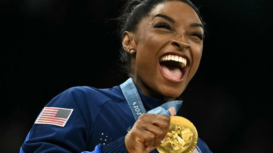 Simone Biles comemora mais um ouro com a equipe de ginástica dos EUA