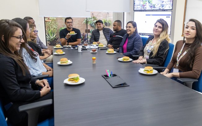 Hambúrguer é incorporado ao cardápio escolar em São Sebastião na Semana das Crianças Hambúrguer é incorporado ao cardápio escolar em São Sebastião na Semana das Crianças
